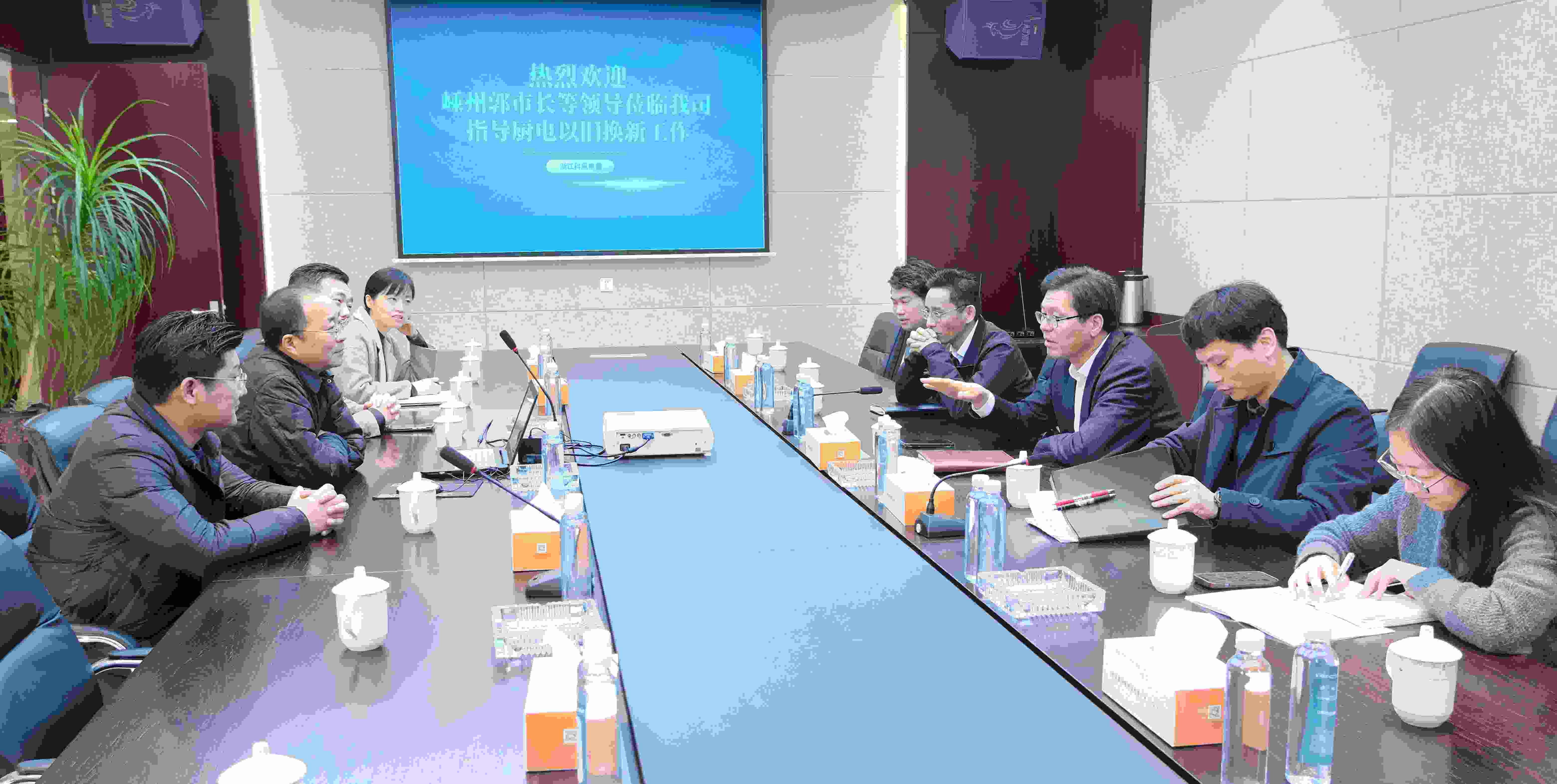 嵊州‌市副市長郭偉鋒，商務局領(lǐng)導一行蒞臨科恩調(diào)研廚電以舊換新工作！